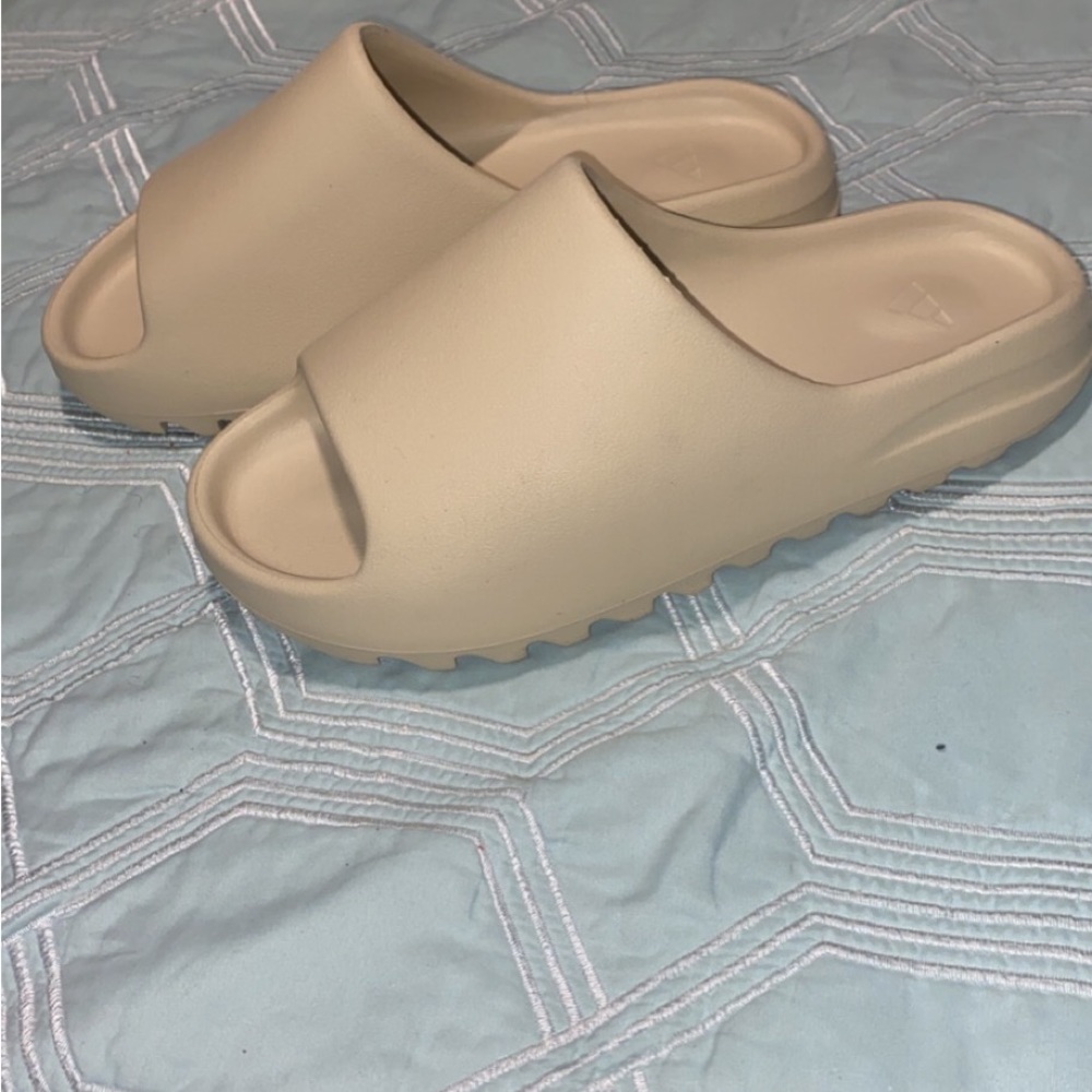 Yeezy Slides - Picture 3 of 8
